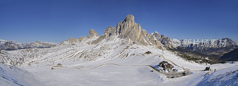 冬天的Passo Giau (Dolomites -意大利)